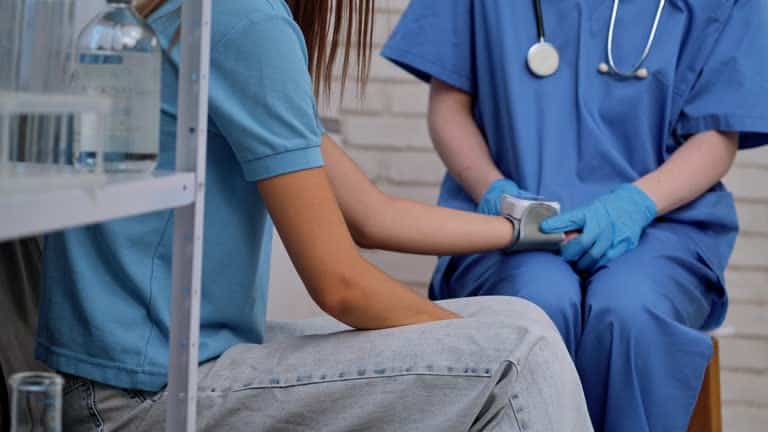 Right-Path-Recovery F4 Oct - Right Path Recovery San Diego Nurse checking vital signs of a patient during medically supervised detox in San Diego.